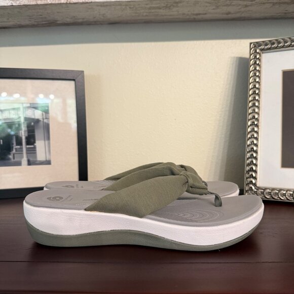 Clarks Cloudsteppers Knotted Strap Olive Green Flip-Flops Sz 11 NWOB - Picture 1 of 9